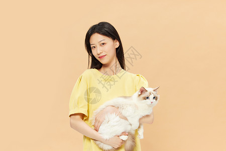 白猫手青年女性抱着宠物猫咪背景