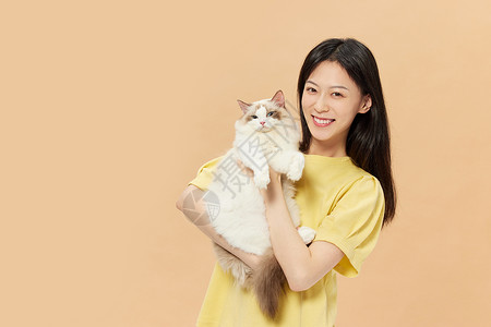 青年女性抱着宠物猫咪高清图片