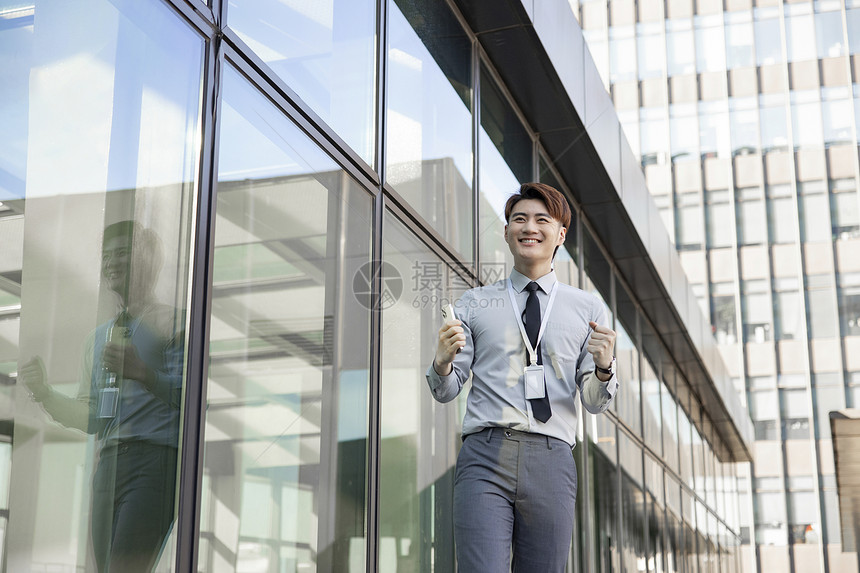 商务男性在室外欢呼开心的人图片