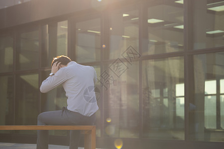 累到的男人室外难过沮丧的商务男性背景