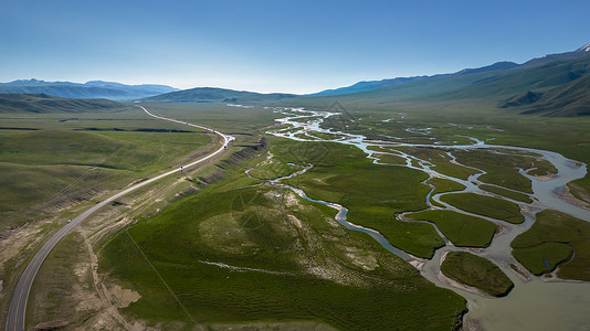 巴音布鲁克湿地5A景点新疆巴音布鲁克草原河流湿地与公路背景