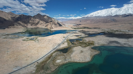 航拍5A新疆帕米尔旅游景区葱岭圣湖与雪山图片