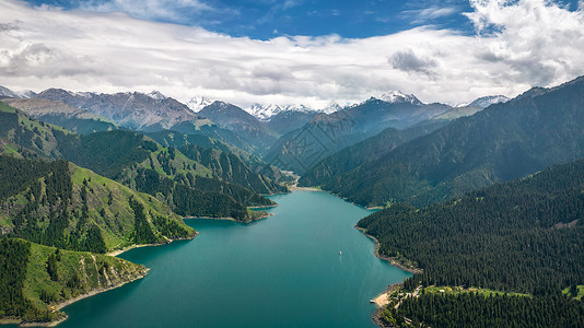 湖畔航拍5A新疆天山天池景区博格达峰背景