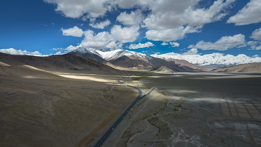昆仑山脉航拍5A新疆帕米尔旅游景区高原公路与公格尔九别峰雪山背景