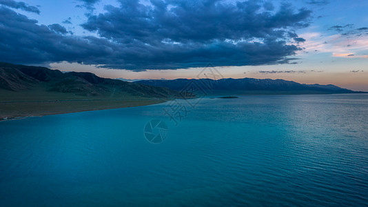 5A景区航拍新疆赛里木湖景区日落晚霞图片