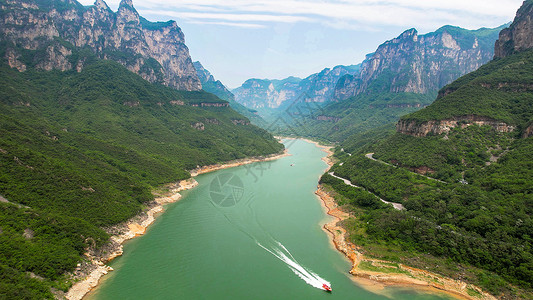 5A景区航拍云台山风景区子房湖景观区背景图片