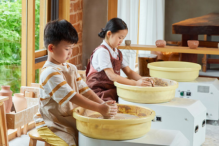 小朋友做饭小朋友认真制作陶艺作品背景