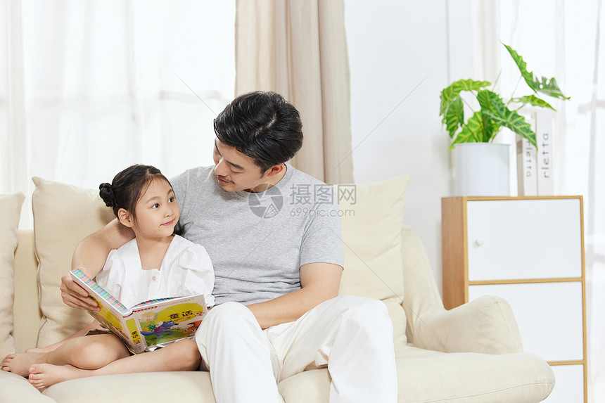 父亲在家给女儿读故事书图片