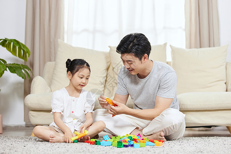 教女儿玩积木的父亲背景图片