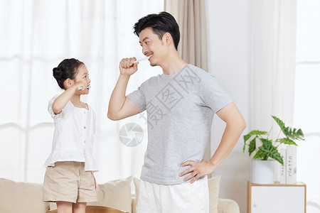 爸爸陪女儿一起刷牙高清图片