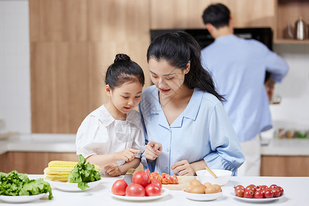 母亲在家里教女儿做饭高清图片