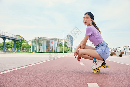 青年女性户外轮滑运动图片