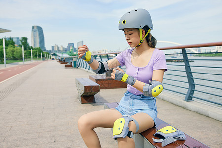 青年女性户外佩戴轮滑护具图片