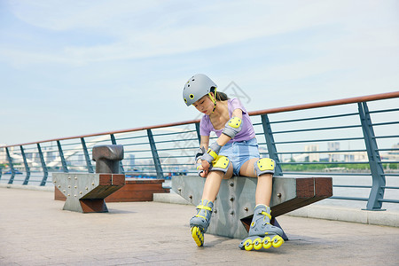 运动护具青年女性户外佩戴轮滑护具背景
