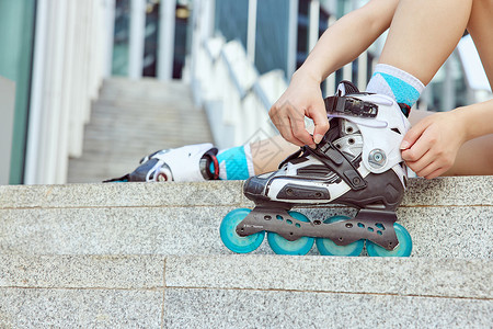 单排轮滑青年女鞋穿戴轮滑鞋特写背景