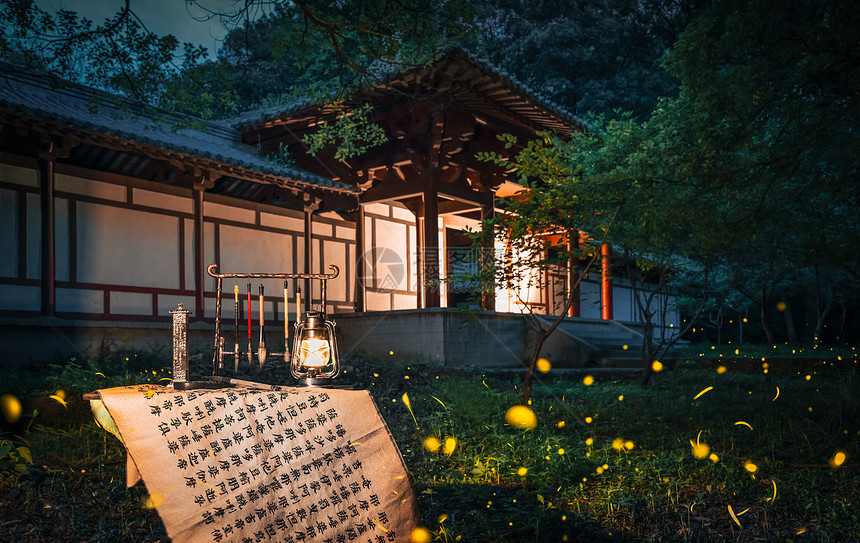 明孝陵夏天夜晚的萤火虫与古建筑图片