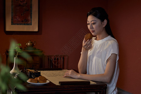 中秋节书法美女吃月饼图片