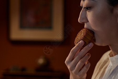 毛笔字传统美食中秋节书法美女吃月饼背景