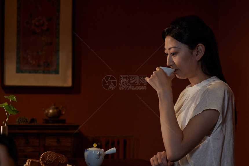 女性品茶图片