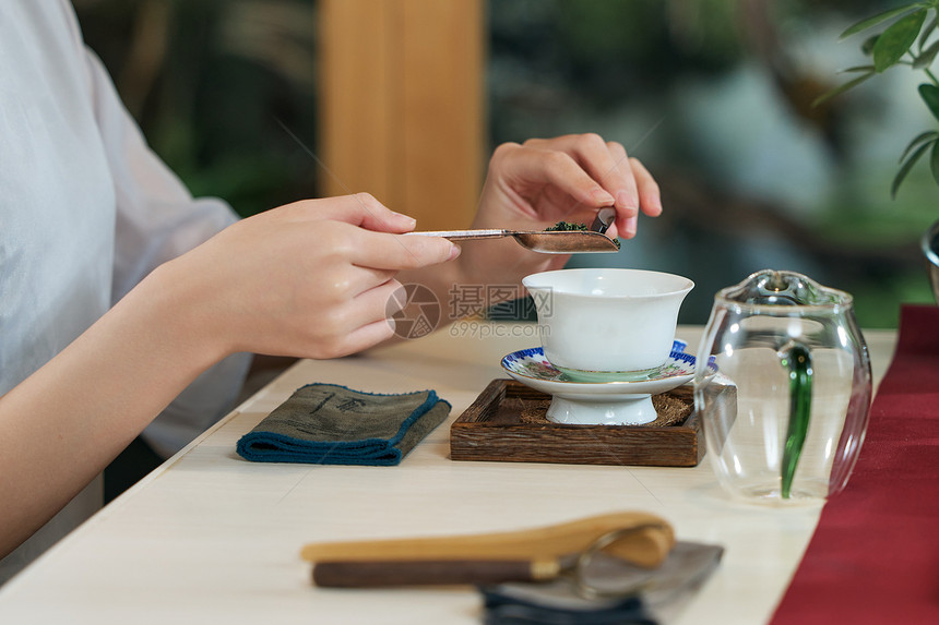 女茶艺师沏茶特写图片