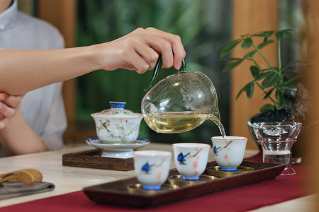 女茶艺师沏茶特写图片