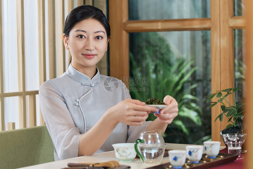 女茶艺师沏茶图片
