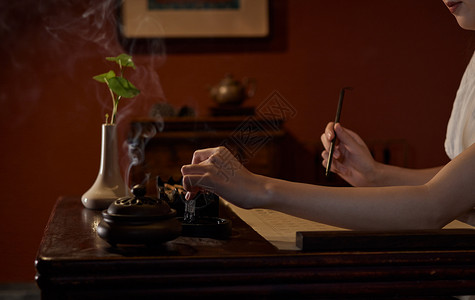 燃烧香烟毛笔字年轻女性书法研墨背景