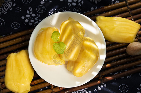 黄色复古窗边竹排上的新鲜水果菠萝蜜背景