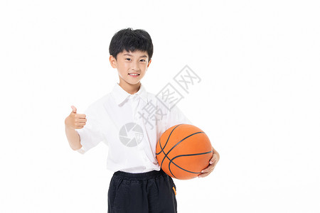 小男孩拿着篮球点赞背景