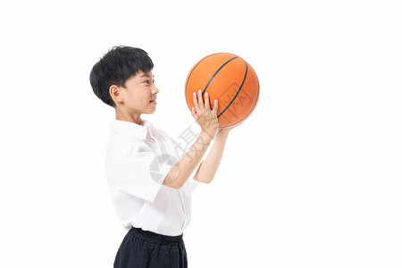 小男孩拿着篮球高清图片