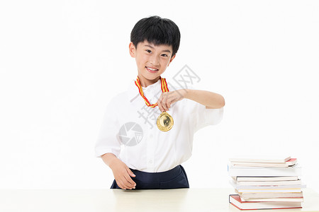 知识竞赛素材展示奖牌的小男孩背景