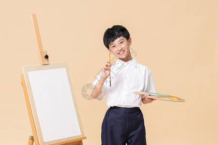 美术暑期班拿着水彩笔画画的小男孩背景