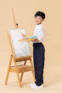 暑期班美术手拿调色盘画画的小男孩背景