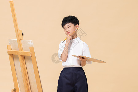 画画时思考的小男孩背景图片