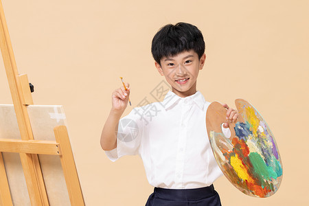 美术暑期班手拿调色盘画画的小男孩背景