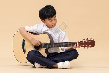 吉他暑假班弹吉他的小男孩背景