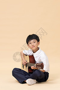 暑期音乐培训班弹吉他的小男孩背景