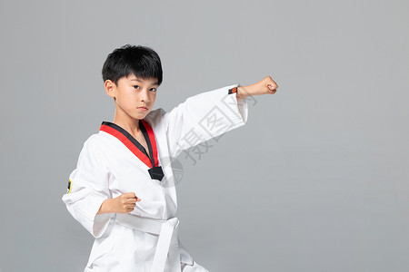 小男孩练习跆拳道高清图片