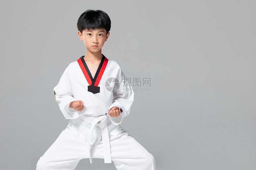 打跆拳道的小男孩图片