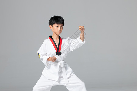 武术培训小男孩练习跆拳道背景