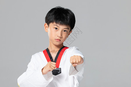小男孩练习跆拳道背景图片
