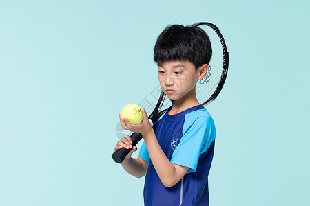 运动打网球的儿童图片