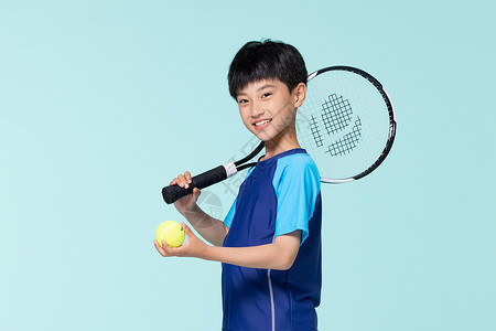 假期培训运动打网球的小男孩背景