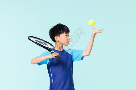 小男孩拿着篮球运动儿童网球发球背景