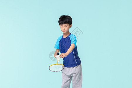 小学生打羽毛球运动儿童打羽毛球发球背景