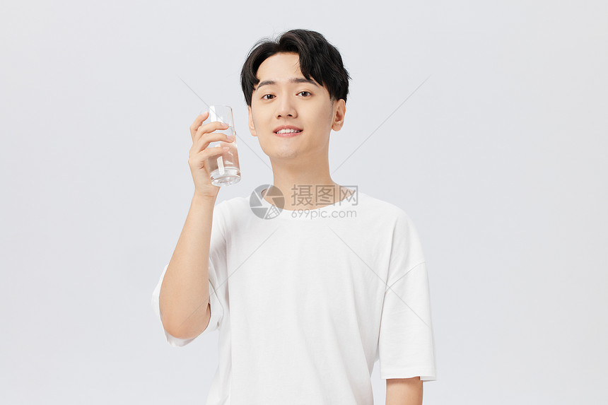 韩系男性拿水杯喝水图片
