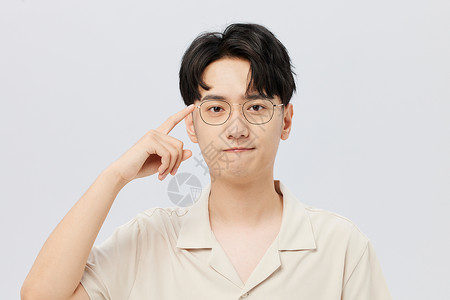 帅气鲜肉于朦胧韩系男性带眼镜妆面展示背景