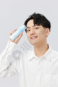 韩系男生展示护肤品图片