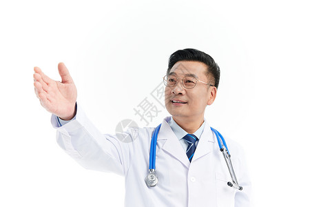 中年医生举起手臂看向远处背景图片