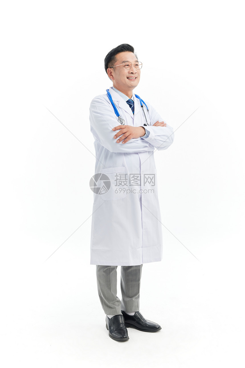 中年医生双手抱胸看向远方图片